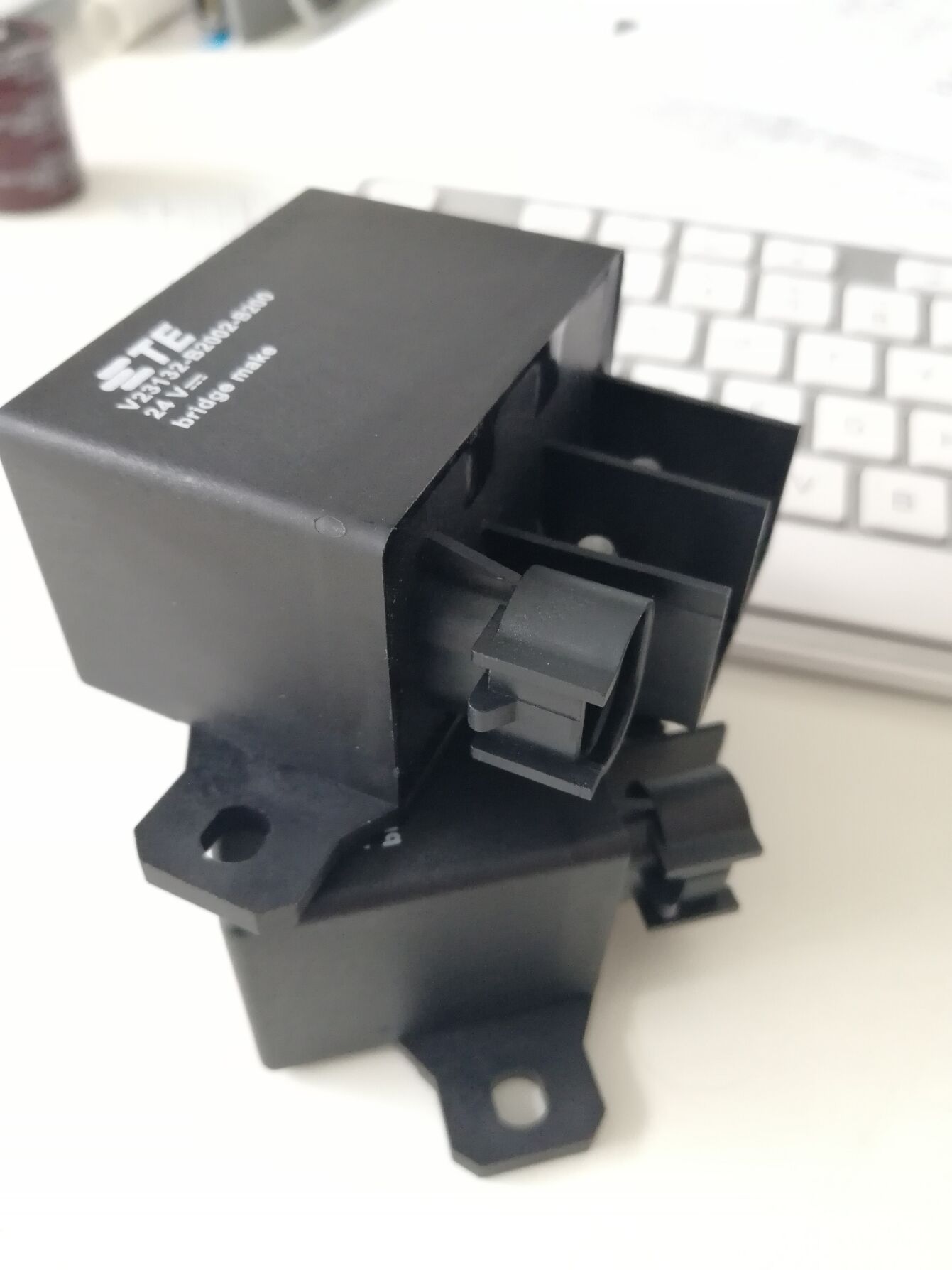 V23132B2002B200-EV-USBX 高电流汽车继电器 产品图