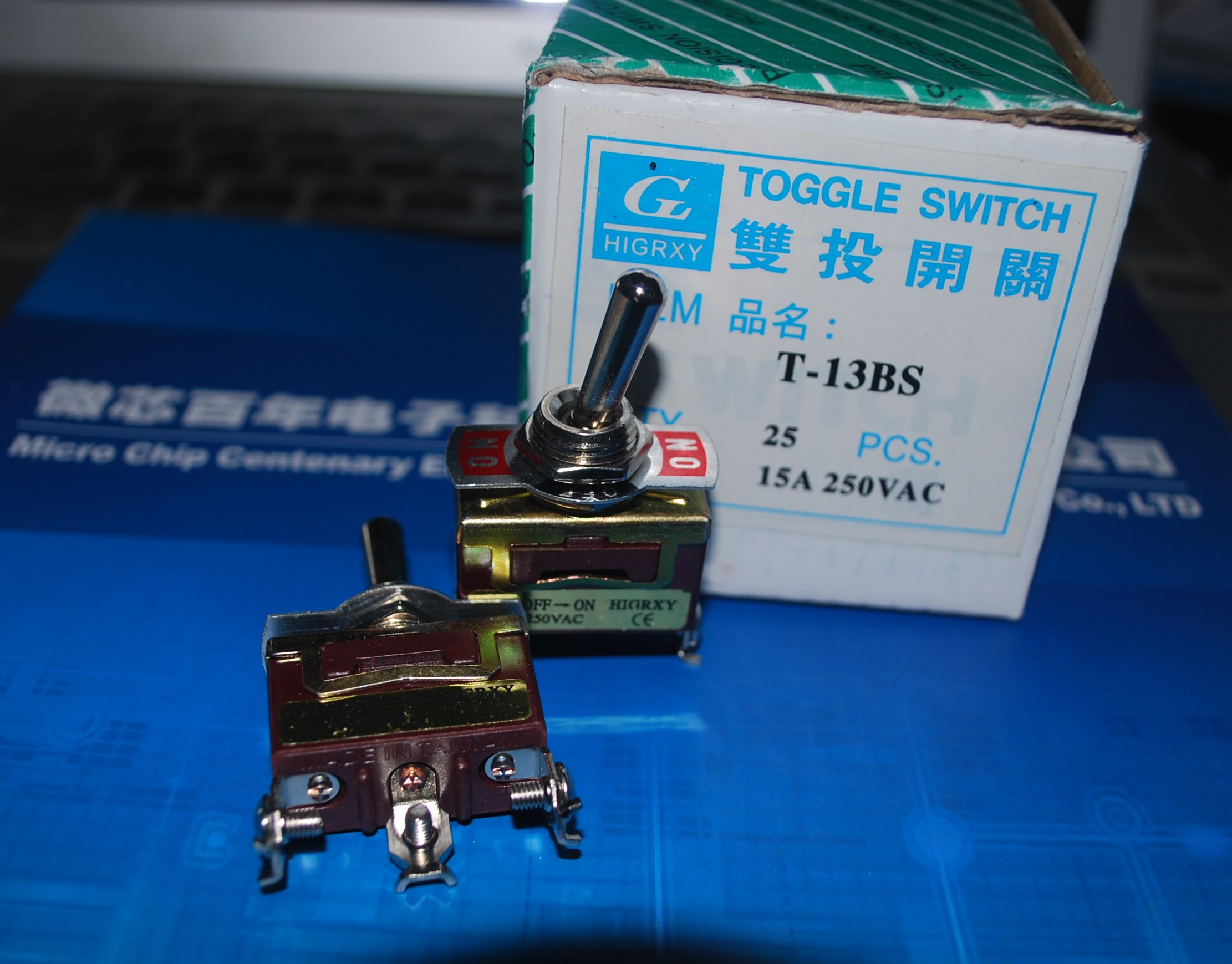T-13BS 台湾HIGHLY海立原装正品摇头开关，钮子开关T-13BS三脚三档 product photo