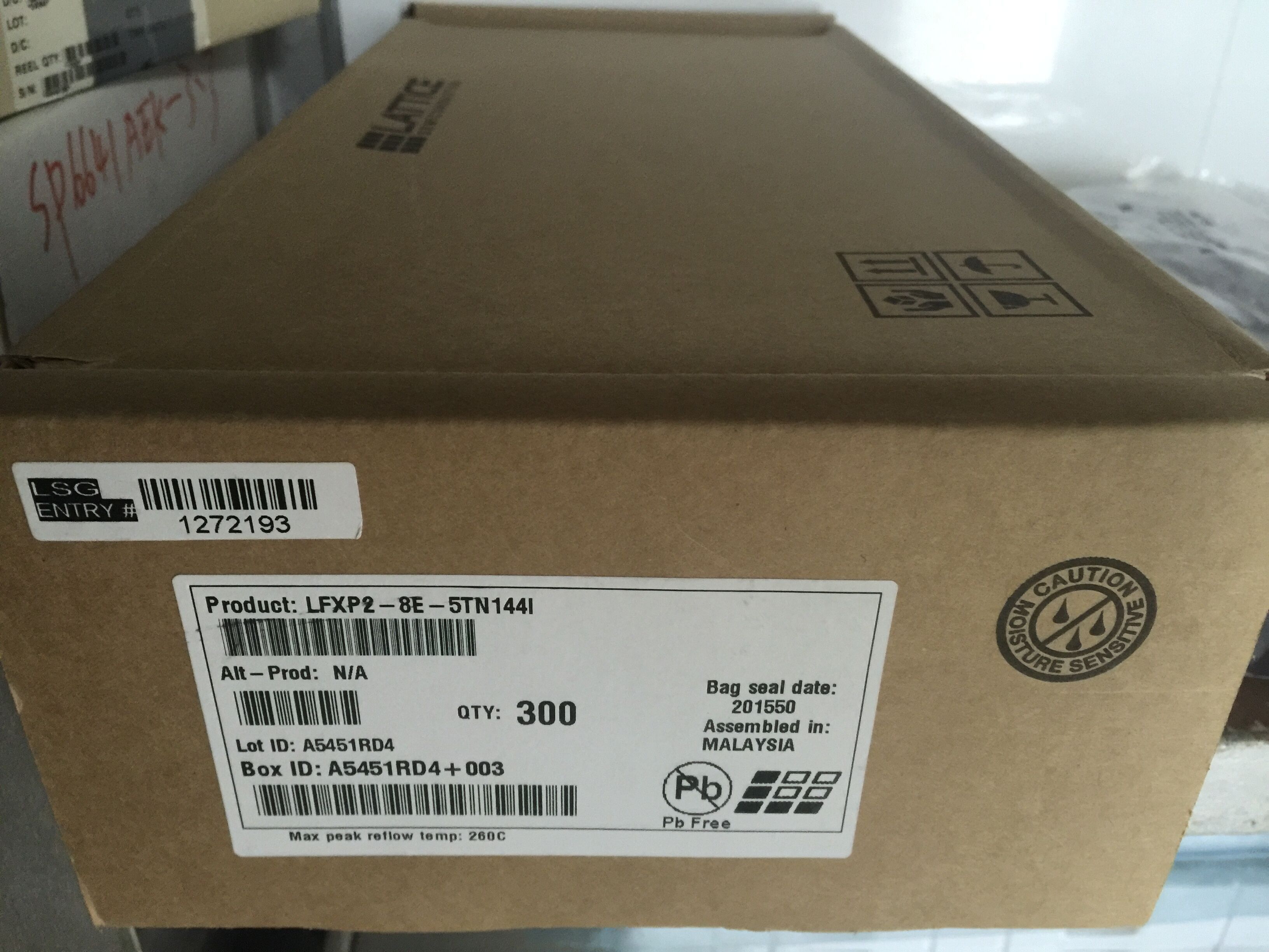 LFXP2-8E-5TN144I FPGA LatticeXP2 Family 8000 Cells 90nm Technology 1.2V 256-Pin FTBGA 产品图