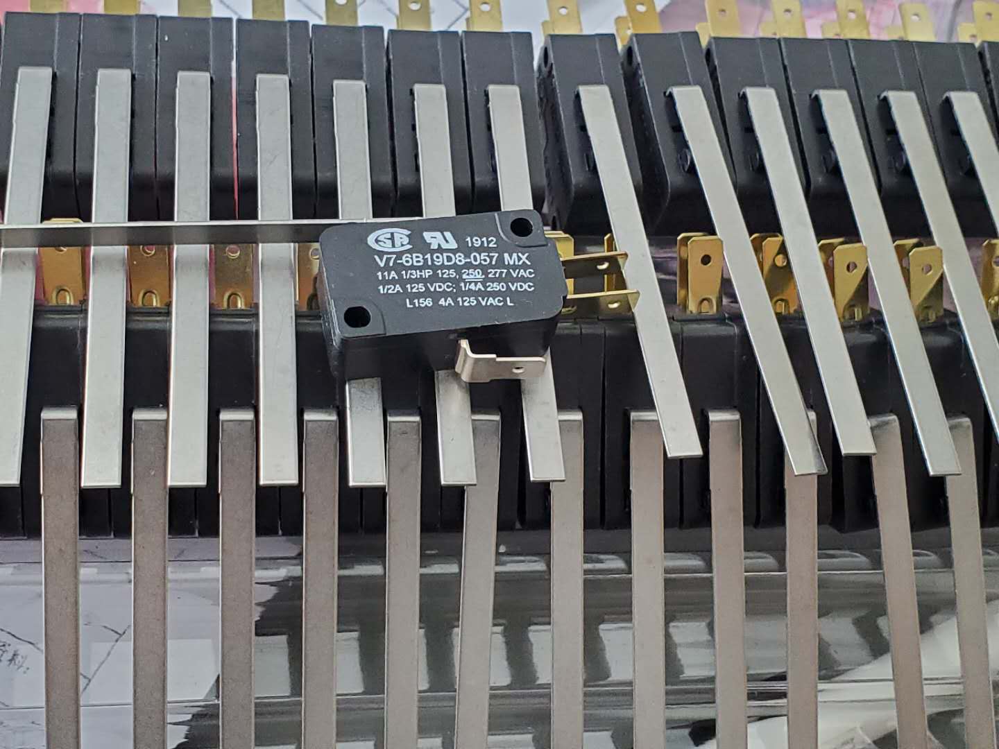 V3L-1124-D8 开关速动常开/常闭单刀双掷杆快速连接11A 277VAC 250VDC 248.57VA 0.54N螺钉安装V3L-1124-D8 V7-6B19D8-057  全新原装进口 霍尼韦尔开关，现货供应 product photo