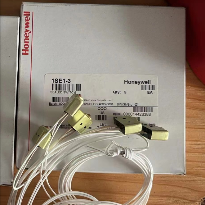 1SE1-3 Basic Switch, SE Series, SPDT, 5A 250VAC, Plunger Actuator, Lead Wires product photo