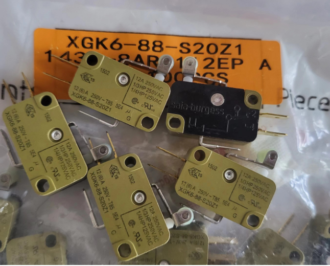 XGK6-88-S20Z1 Switch Snap Action N.O./N.C. SPDT Roller Lever 12A 250VAC 1.5N Screw Mount Quick Connect 产品图